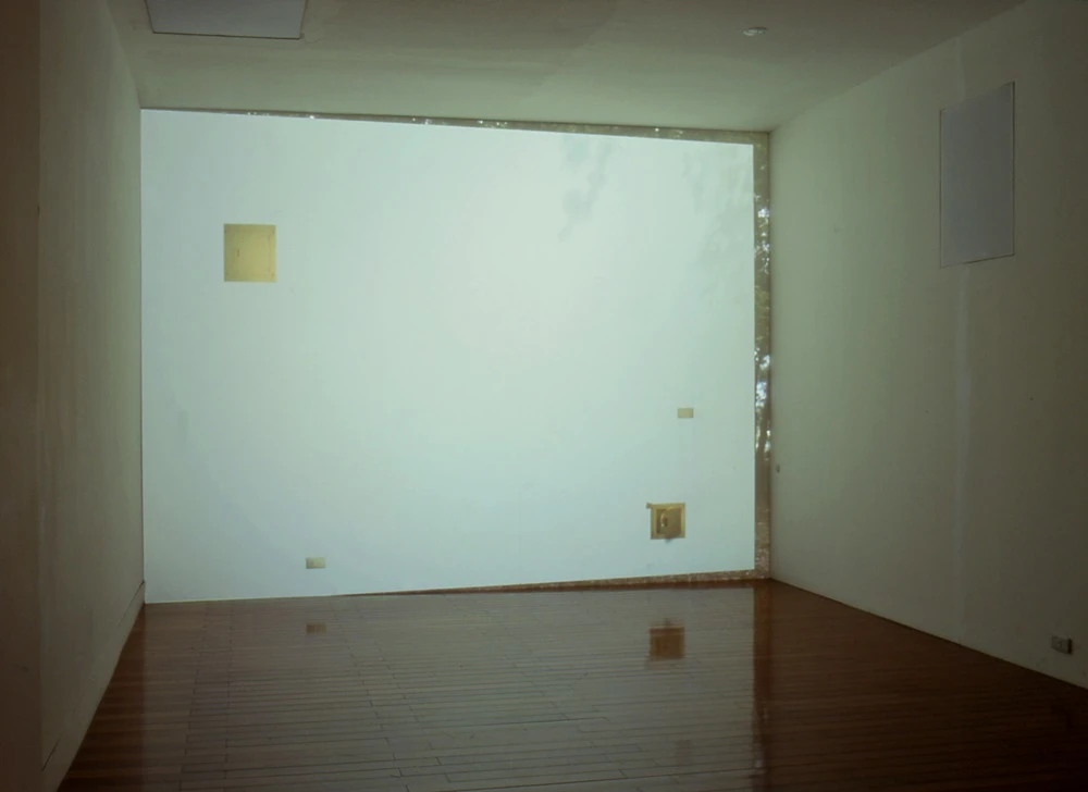 《縫隙》，2002，錄影裝置，彩色有聲，30秒loop；於「2002年臺北雙年展」展場。©王雅慧-圖片